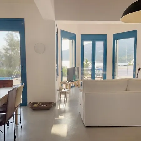 Zidanos Luxurious Sea Front Villa *