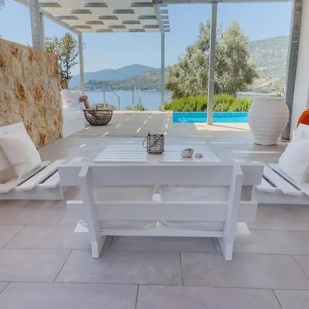 Zidanos Luxurious Sea Front Villa *