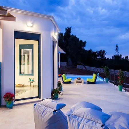 Zidanos Luxurious Sea Front Villa *