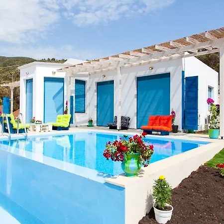 Zidanos Luxurious Sea Front Villa Marandokhórion